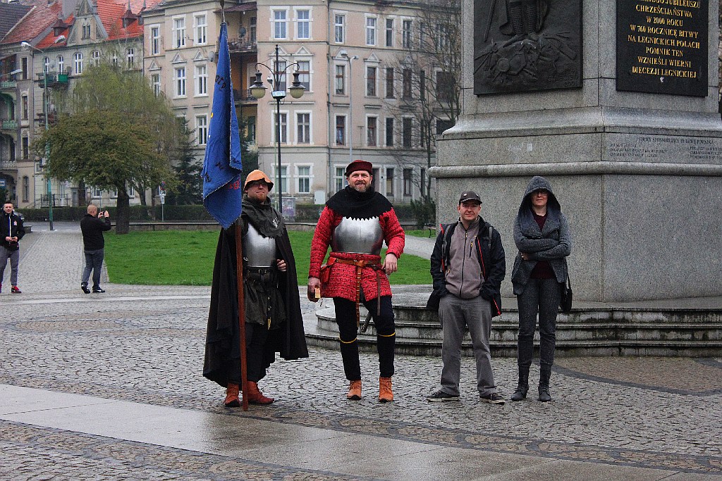 Chrzest Polski przed katedrą św. Piotra i Pawła w Legnicy