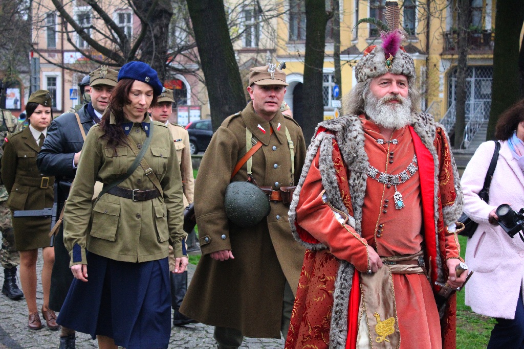 Chrzest Polski przed katedrą św. Piotra i Pawła w Legnicy