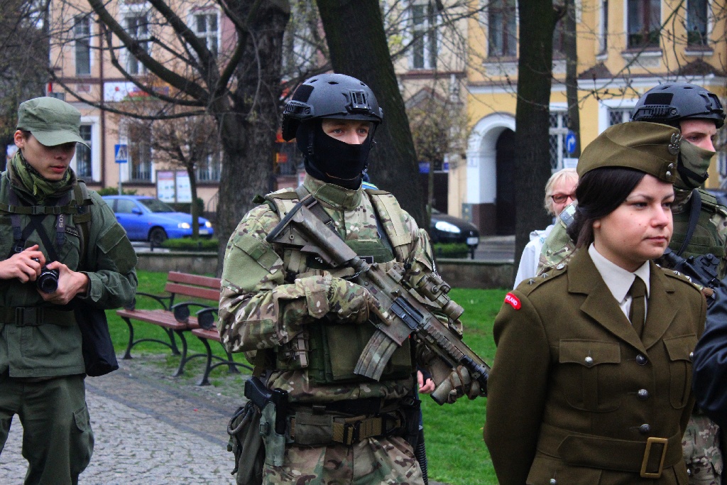 Chrzest Polski przed katedrą św. Piotra i Pawła w Legnicy