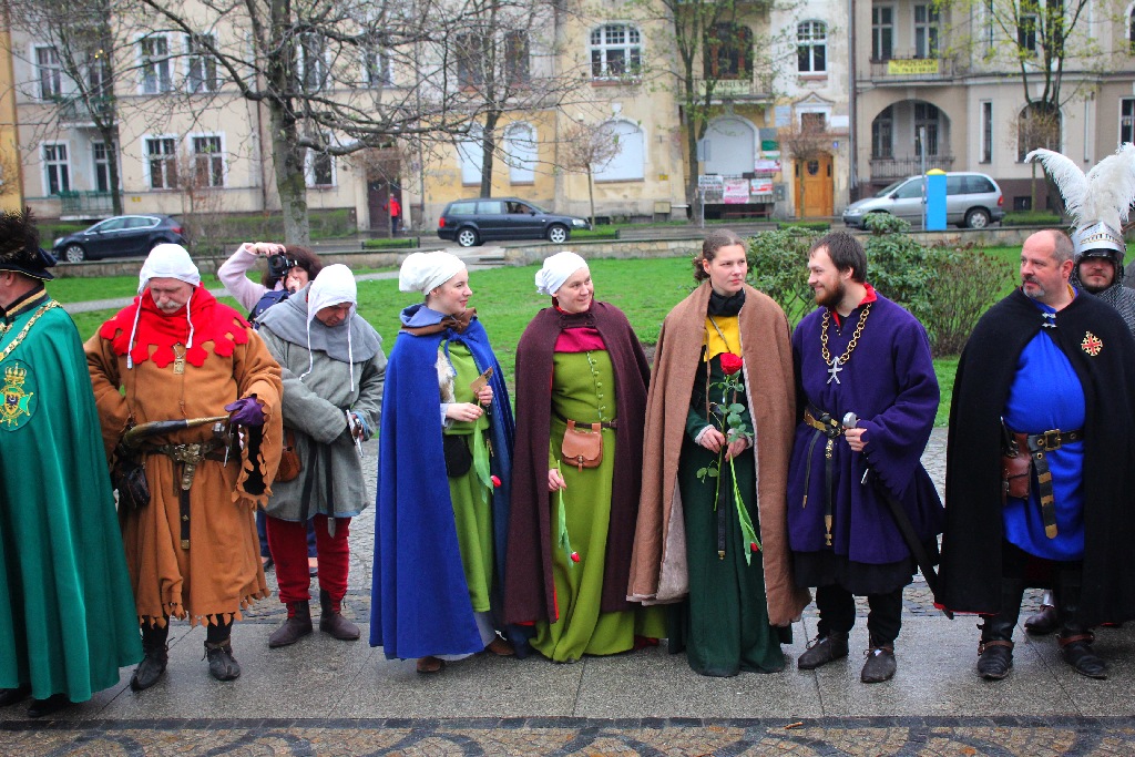 Chrzest Polski przed katedrą św. Piotra i Pawła w Legnicy