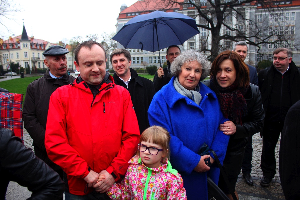 Chrzest Polski przed katedrą św. Piotra i Pawła w Legnicy