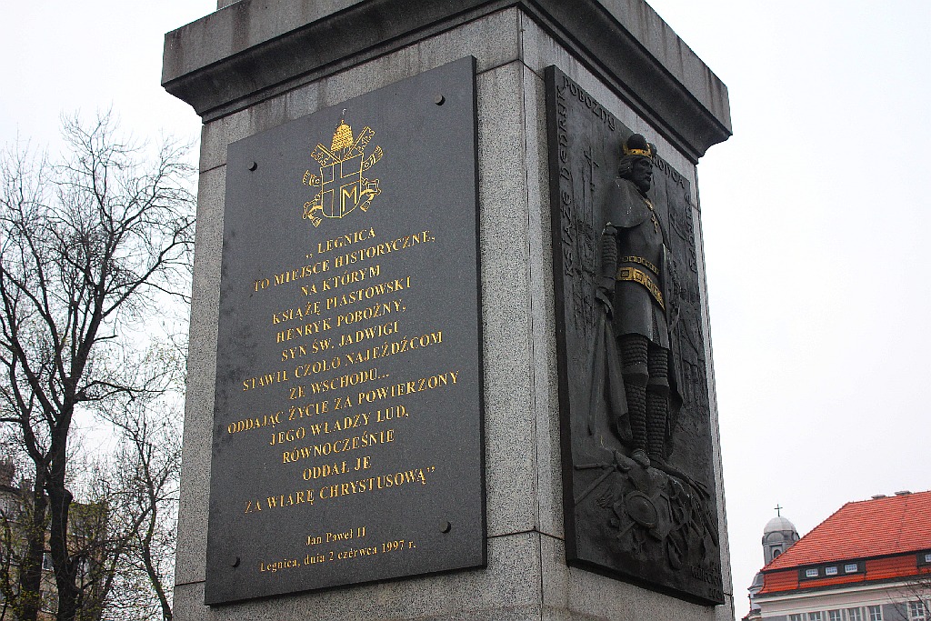 Chrzest Polski przed katedrą św. Piotra i Pawła w Legnicy