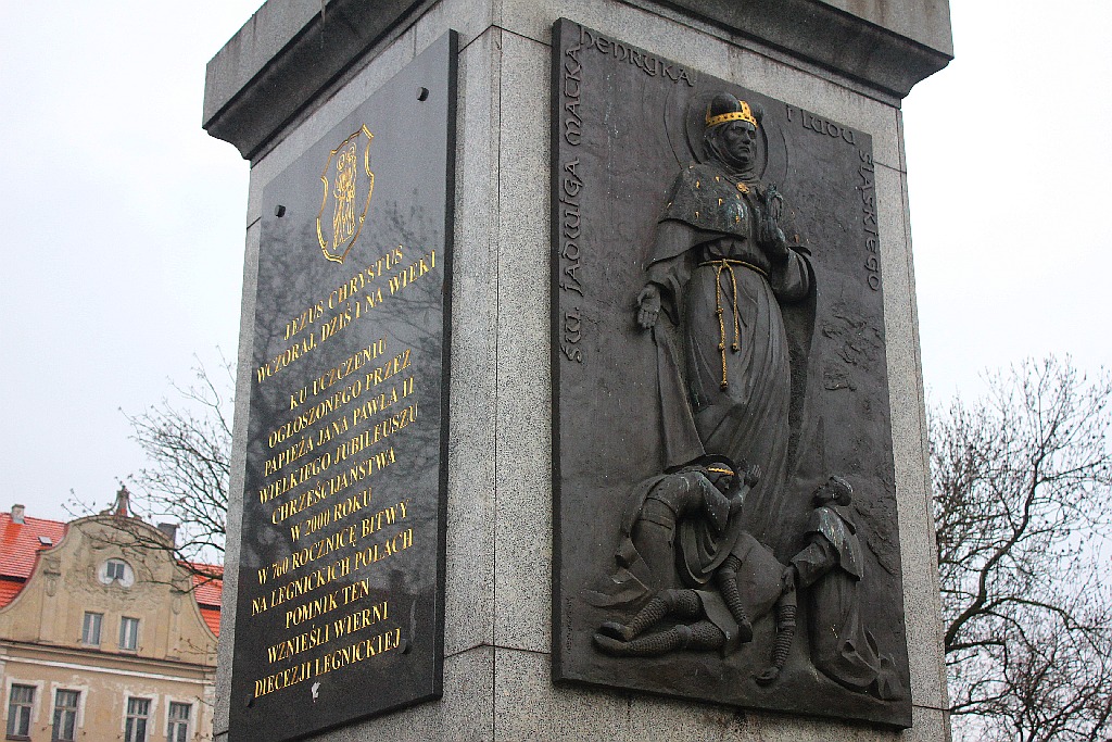 Chrzest Polski przed katedrą św. Piotra i Pawła w Legnicy
