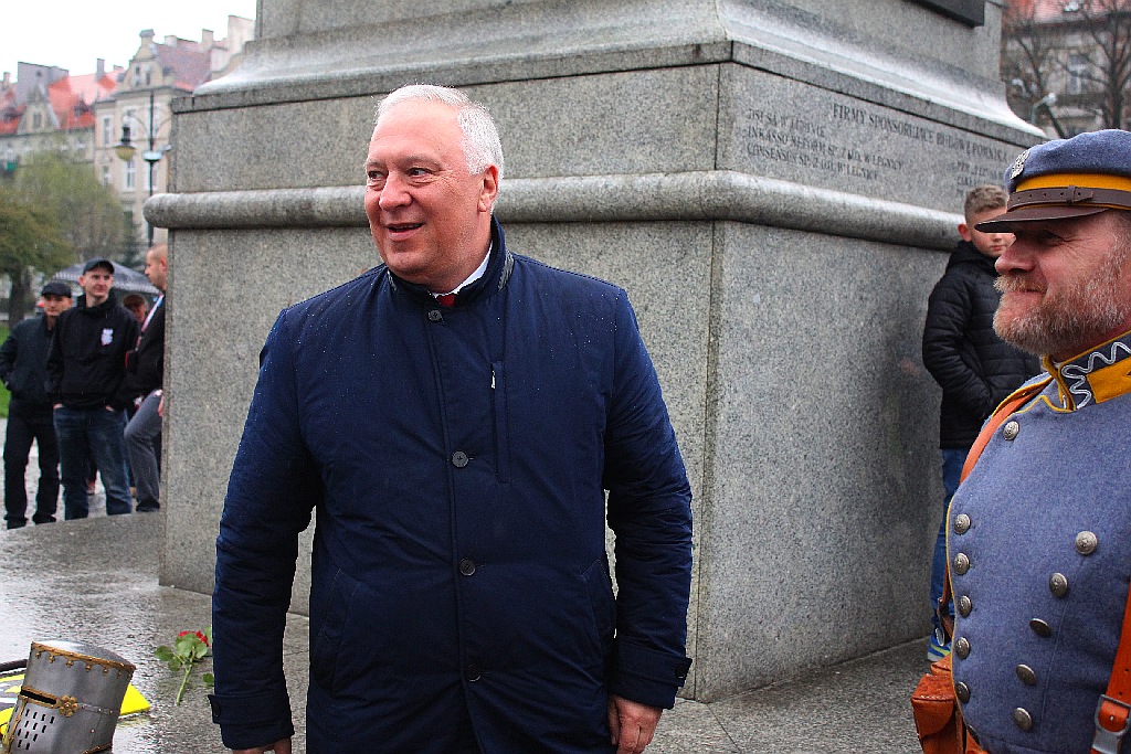 Chrzest Polski przed katedrą św. Piotra i Pawła w Legnicy