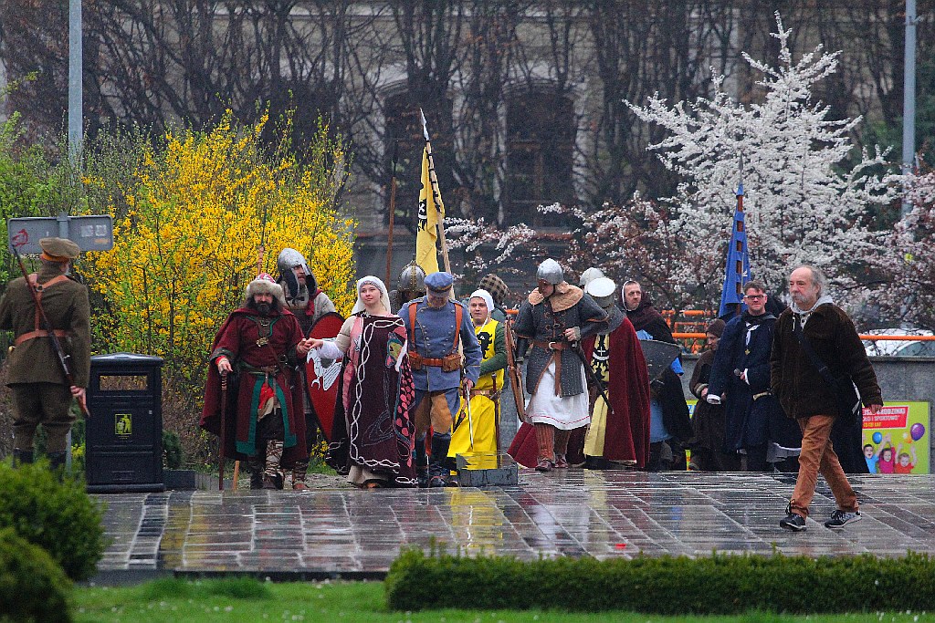 Chrzest Polski przed katedrą św. Piotra i Pawła w Legnicy