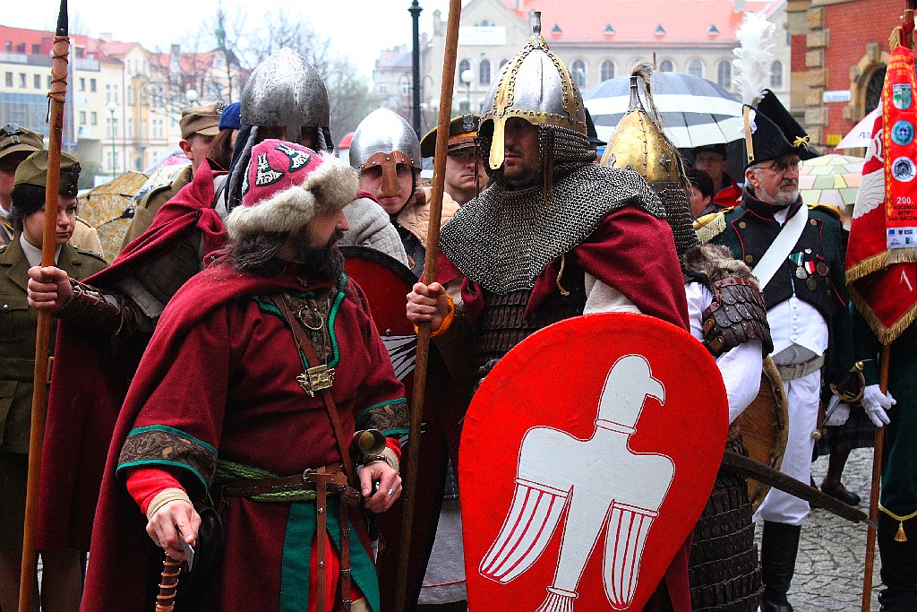 Chrzest Polski przed katedrą św. Piotra i Pawła w Legnicy