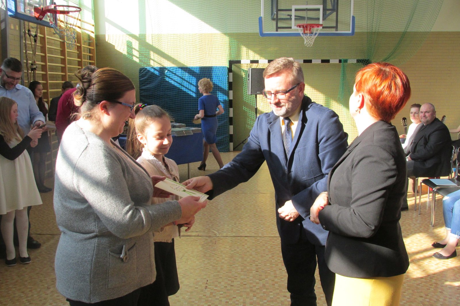 Dyrektor SP nr 18 nagrodził uczniów złotymi laurami