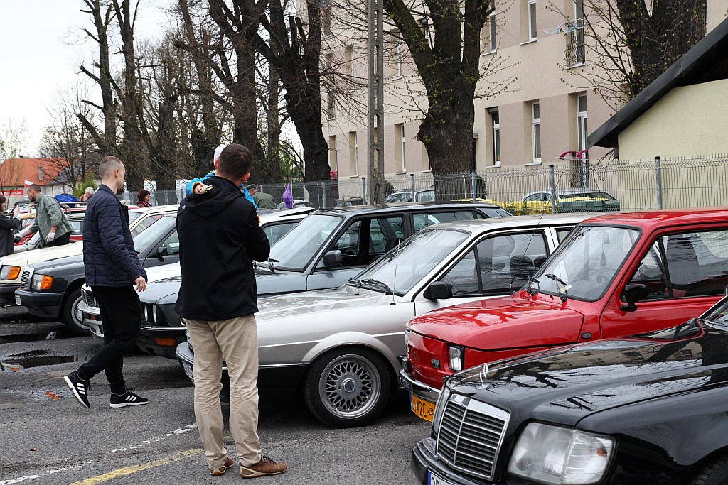 Kilkadziesiąt klasyków przyjechało na piknik do samochodówki