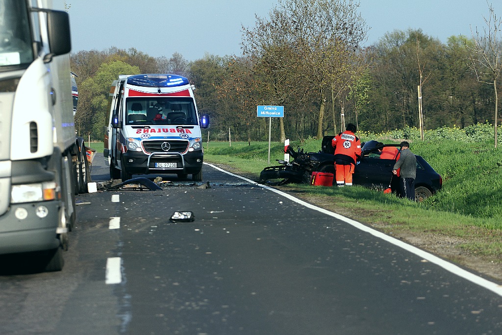 Wjechał audi w cysternę. Kierowca cudem uszedł z życiem