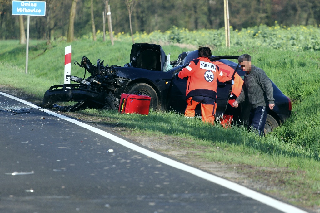 Wjechał audi w cysternę. Kierowca cudem uszedł z życiem