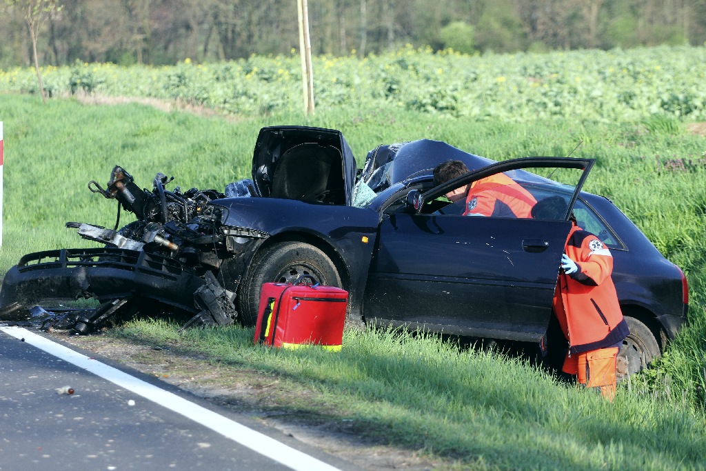 Wjechał audi w cysternę. Kierowca cudem uszedł z życiem