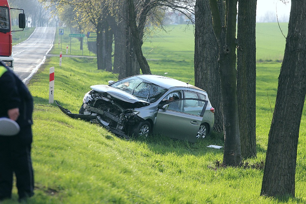 Czołowe zderzenie dwóch aut na drodze Legnica -Chojnow