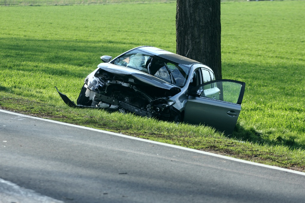 Czołowe zderzenie dwóch aut na drodze Legnica -Chojnow