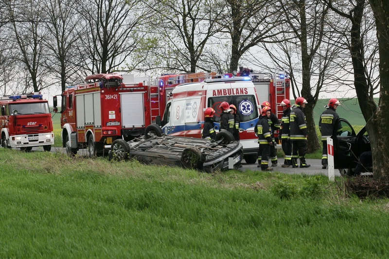 Dachował autem na drodze z Koskowic do Legnickiego Pola