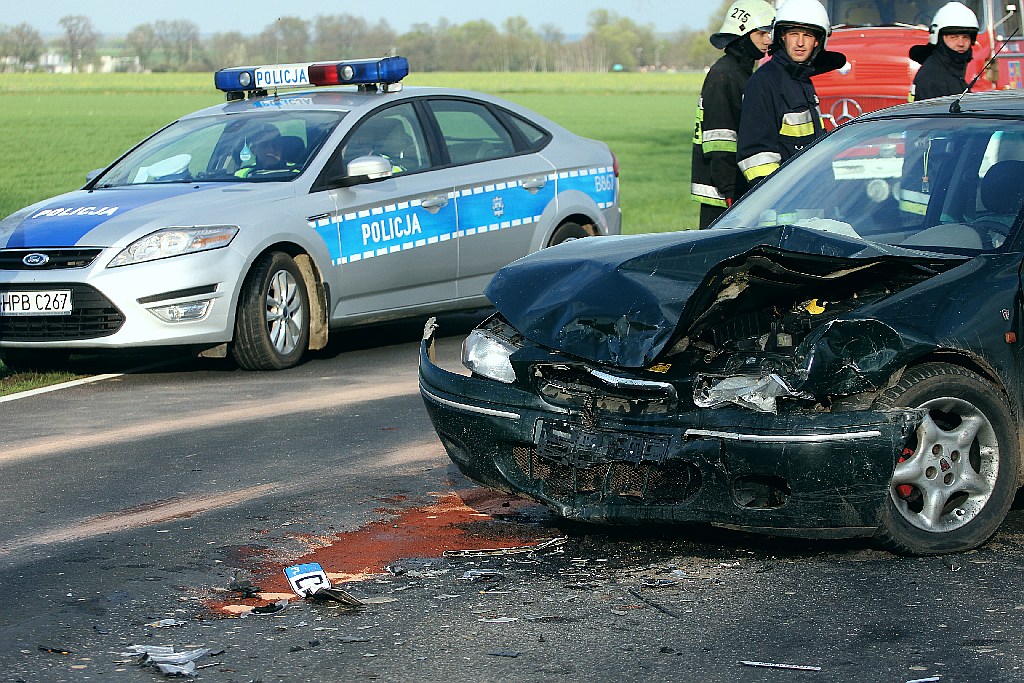 Czołowe zderzenie dwóch aut na drodze Legnica -Chojnow