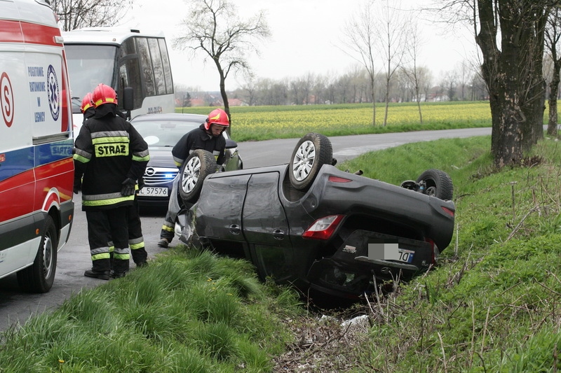 Dachował autem na drodze z Koskowic do Legnickiego Pola