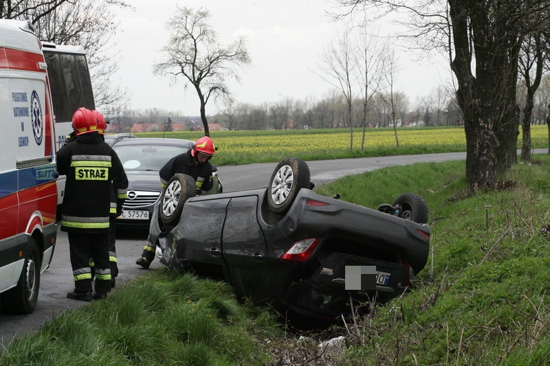 Dachował autem na drodze z Koskowic do Legnickiego Pola