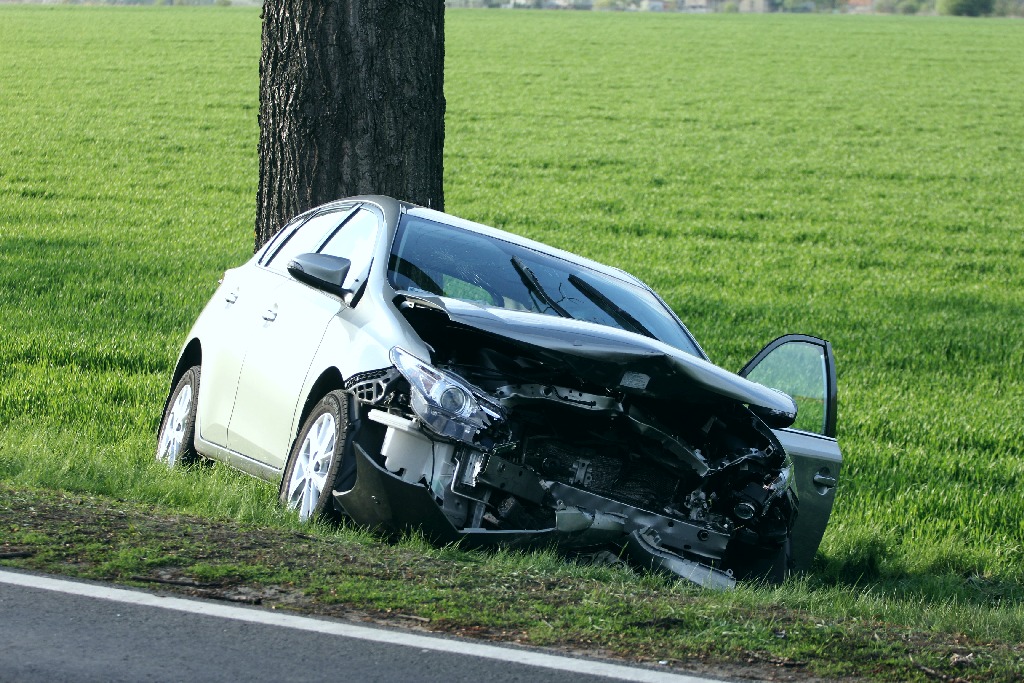 Czołowe zderzenie dwóch aut na drodze Legnica -Chojnow