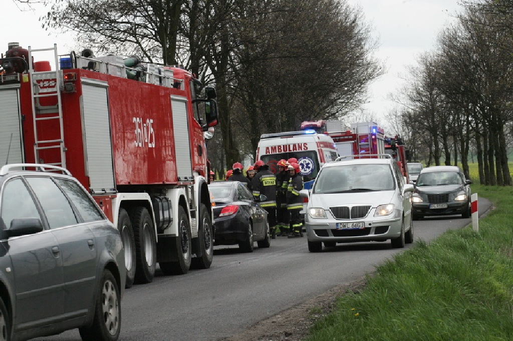 Dachował autem na drodze z Koskowic do Legnickiego Pola
