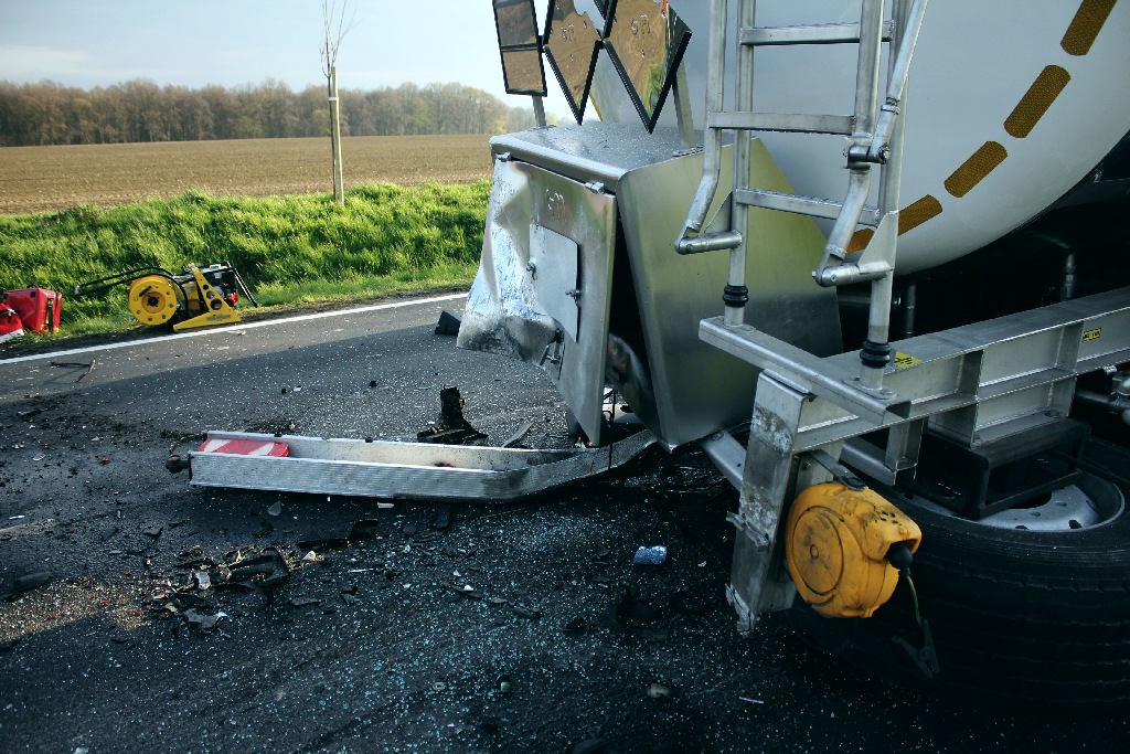 Wjechał audi w cysternę. Kierowca cudem uszedł z życiem