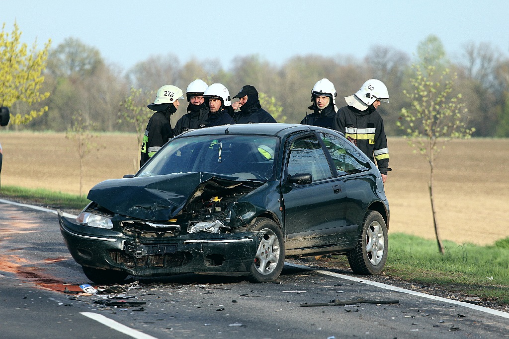 Czołowe zderzenie dwóch aut na drodze Legnica -Chojnow