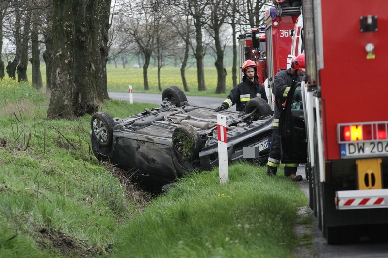 Dachował autem na drodze z Koskowic do Legnickiego Pola