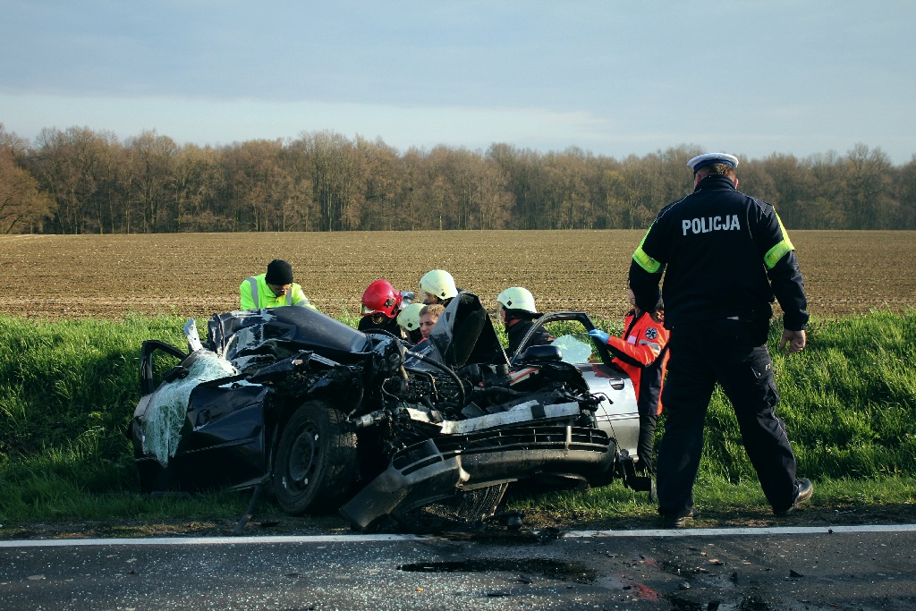 Wjechał audi w cysternę. Kierowca cudem uszedł z życiem