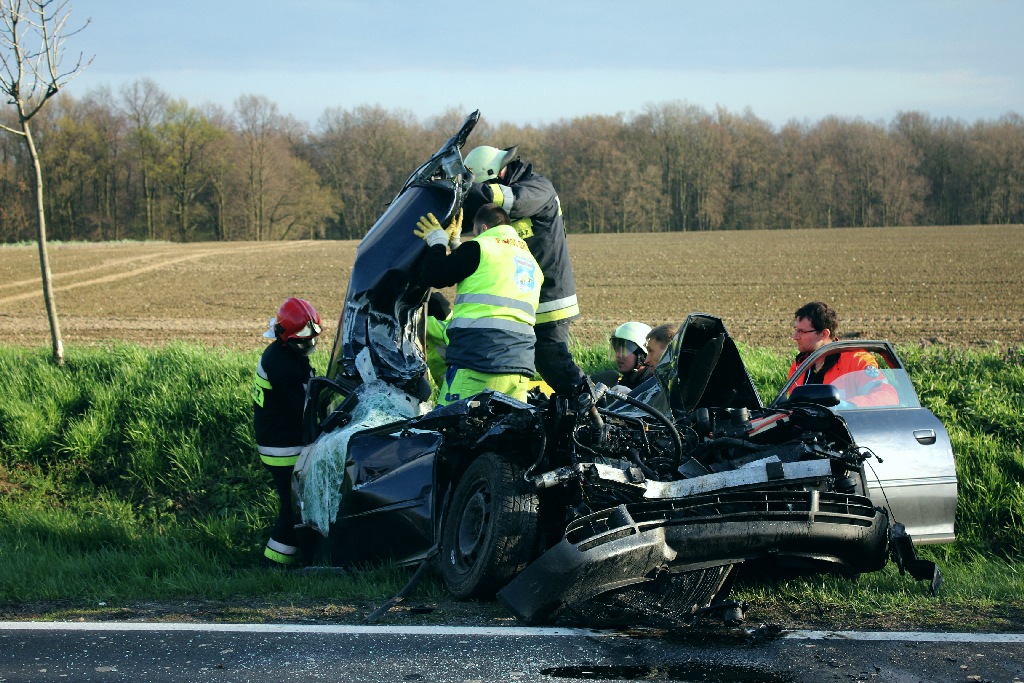 Wjechał audi w cysternę. Kierowca cudem uszedł z życiem