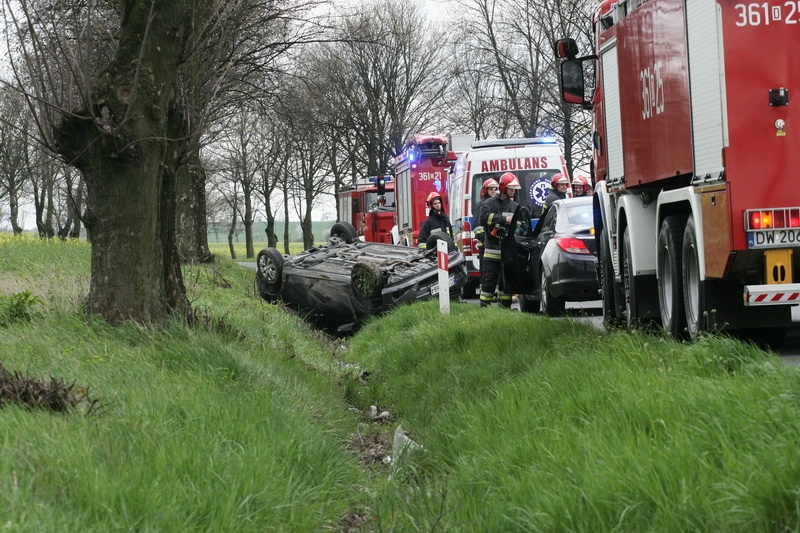 Dachował autem na drodze z Koskowic do Legnickiego Pola