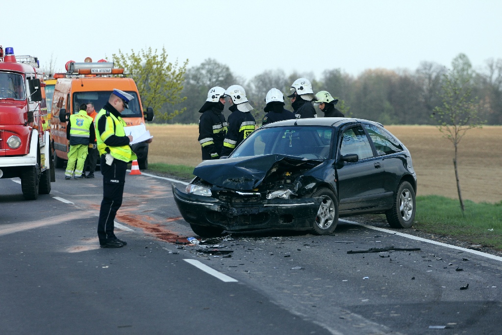 Czołowe zderzenie dwóch aut na drodze Legnica -Chojnow