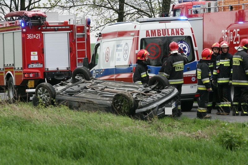 Dachował autem na drodze z Koskowic do Legnickiego Pola