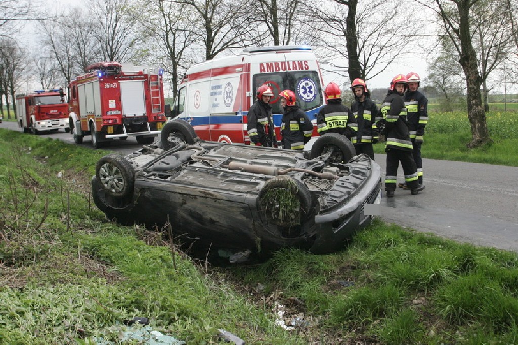 Dachował autem na drodze z Koskowic do Legnickiego Pola