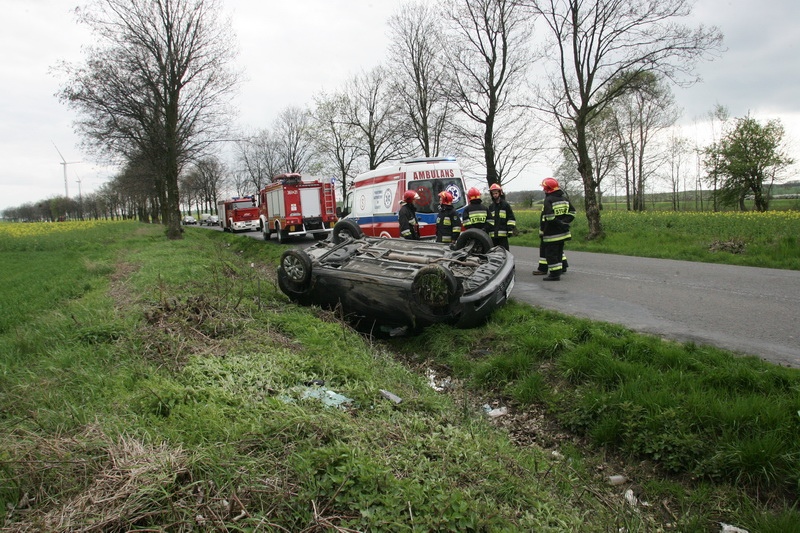 Dachował autem na drodze z Koskowic do Legnickiego Pola