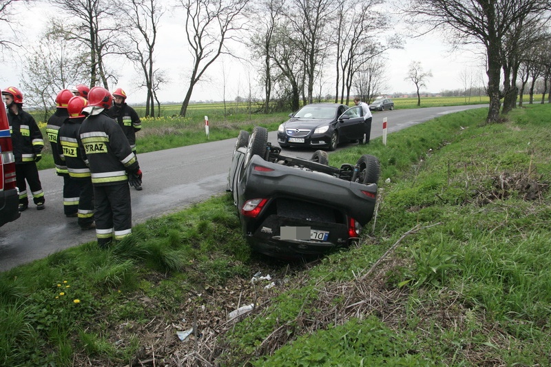 Dachował autem na drodze z Koskowic do Legnickiego Pola