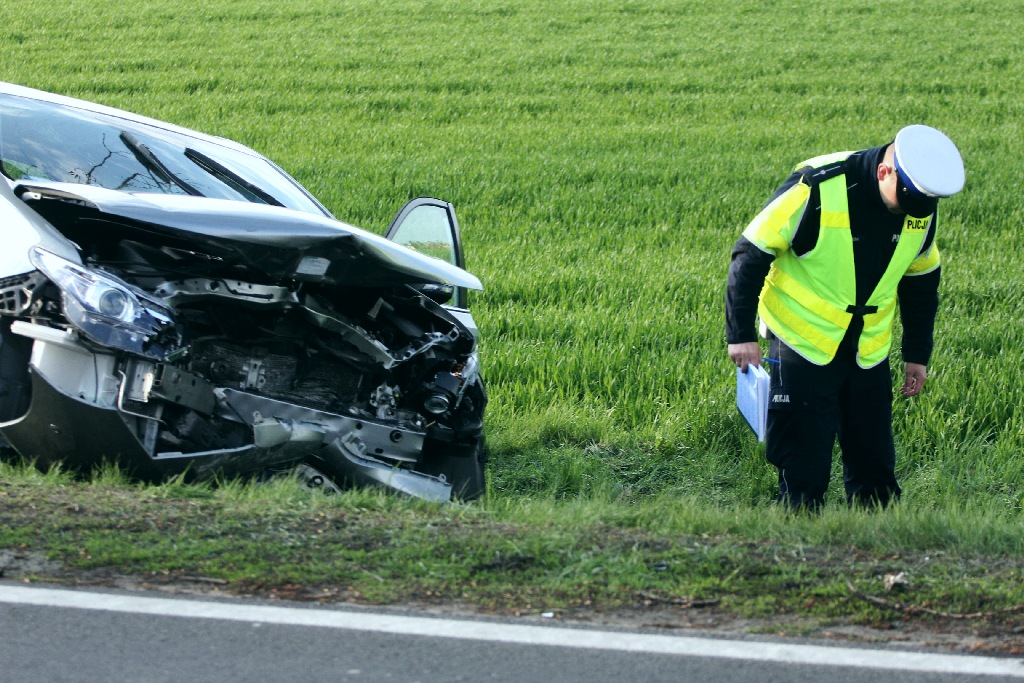 Czołowe zderzenie dwóch aut na drodze Legnica -Chojnow
