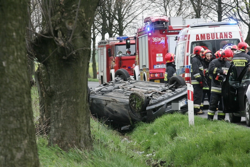 Dachował autem na drodze z Koskowic do Legnickiego Pola