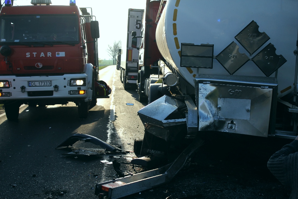Wjechał audi w cysternę. Kierowca cudem uszedł z życiem
