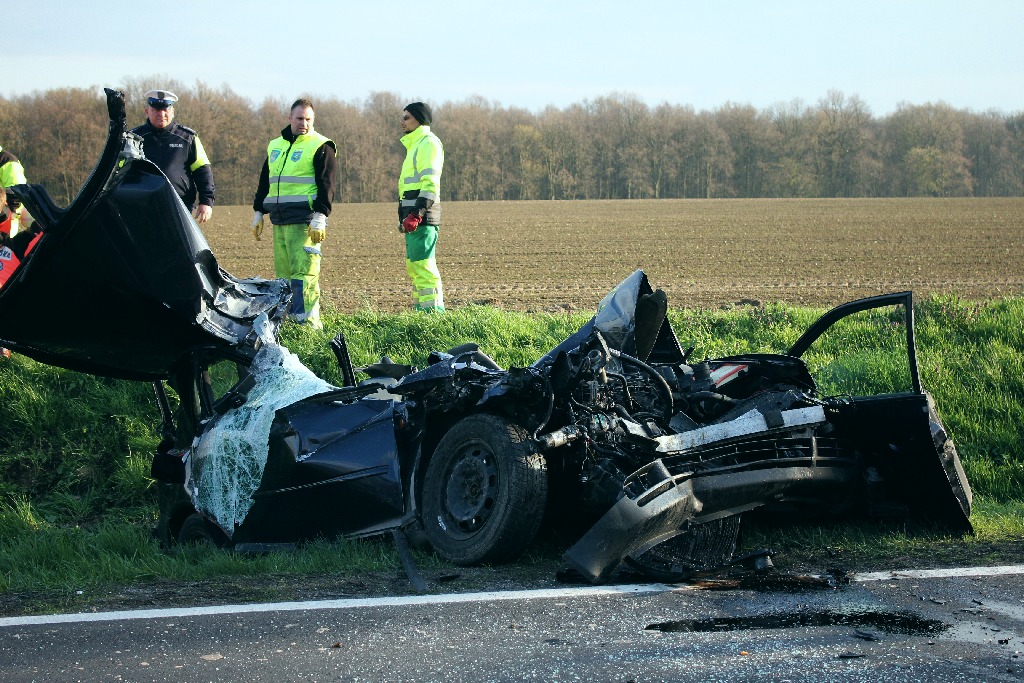 Wjechał audi w cysternę. Kierowca cudem uszedł z życiem