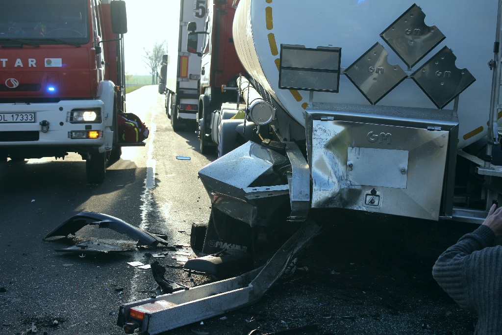 Wjechał audi w cysternę. Kierowca cudem uszedł z życiem