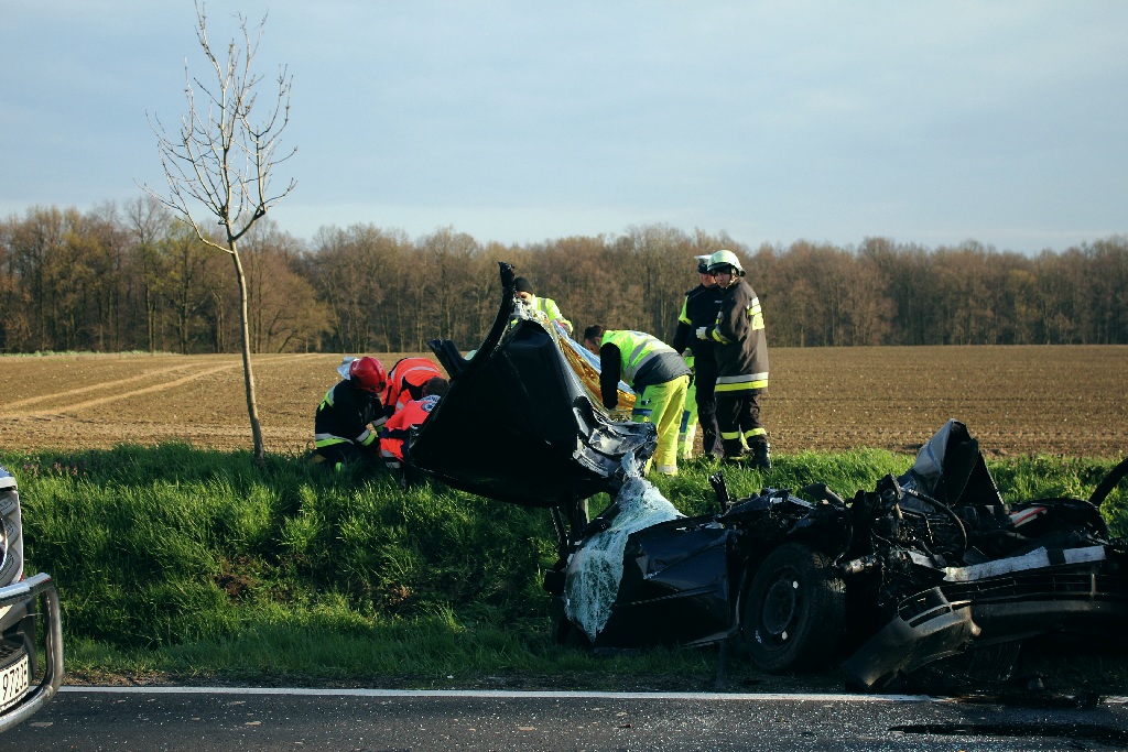 Wjechał audi w cysternę. Kierowca cudem uszedł z życiem