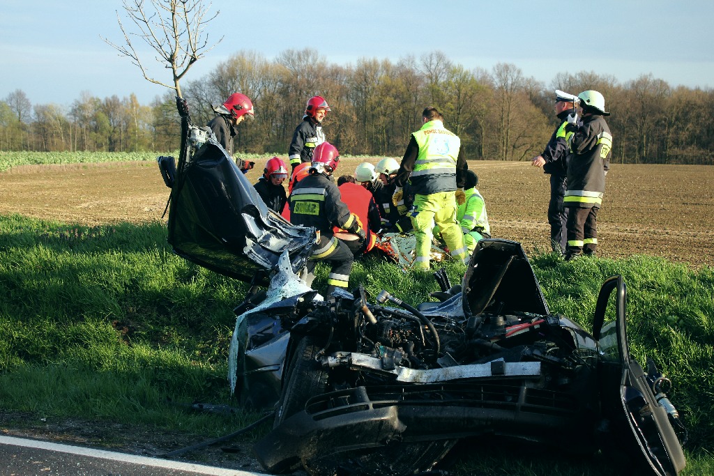 Wjechał audi w cysternę. Kierowca cudem uszedł z życiem