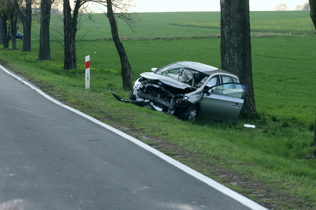 Czołowe zderzenie dwóch aut na drodze Legnica -Chojnow