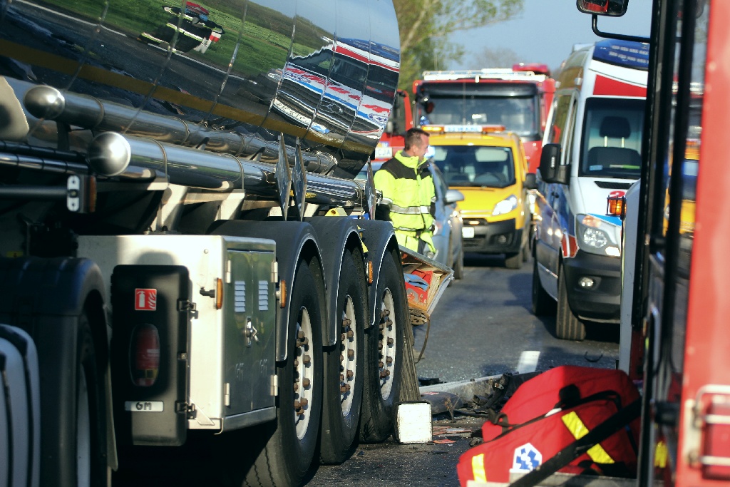 Wjechał audi w cysternę. Kierowca cudem uszedł z życiem