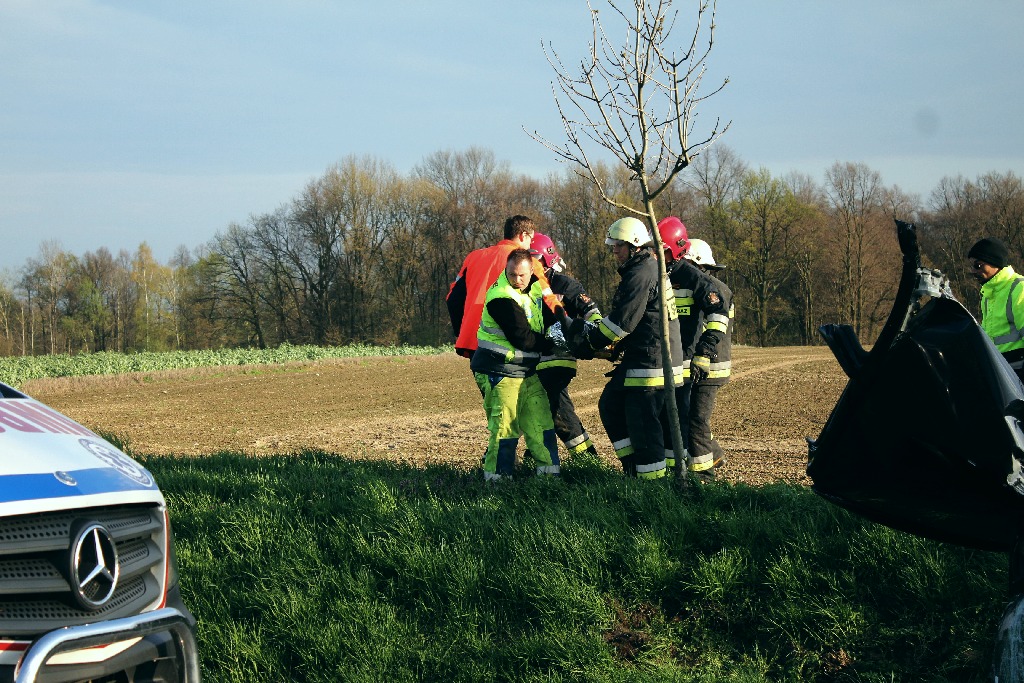 Wjechał audi w cysternę. Kierowca cudem uszedł z życiem