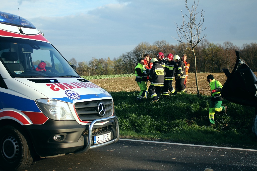 Wjechał audi w cysternę. Kierowca cudem uszedł z życiem