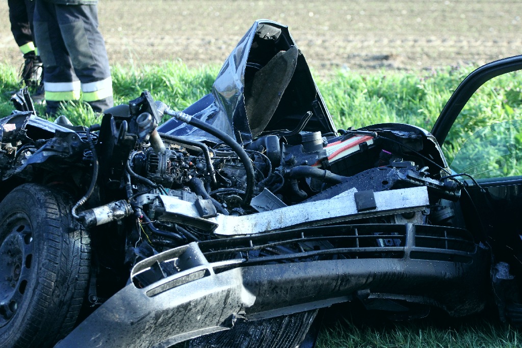 Wjechał audi w cysternę. Kierowca cudem uszedł z życiem
