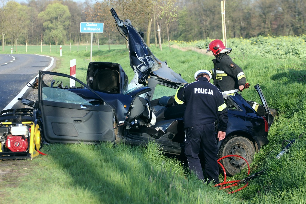 Wjechał audi w cysternę. Kierowca cudem uszedł z życiem