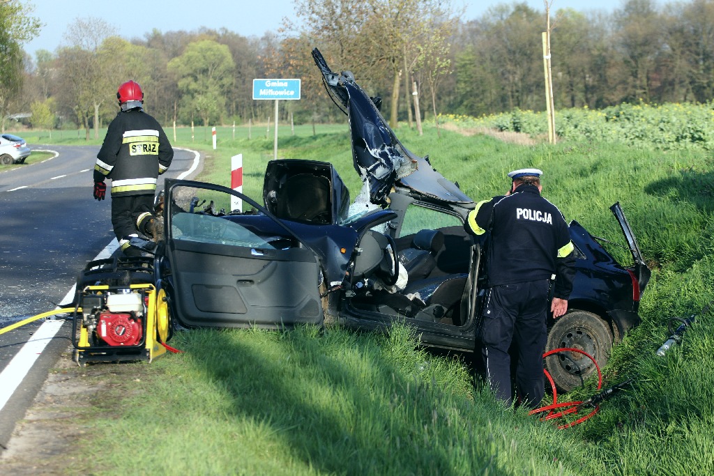 Wjechał audi w cysternę. Kierowca cudem uszedł z życiem