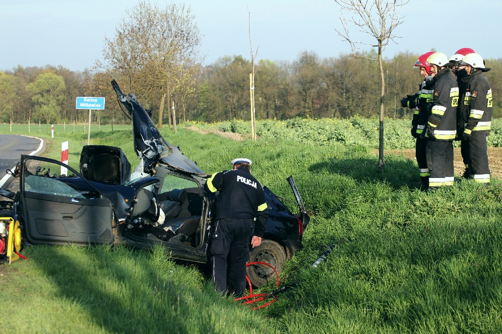 Wjechał audi w cysternę. Kierowca cudem uszedł z życiem