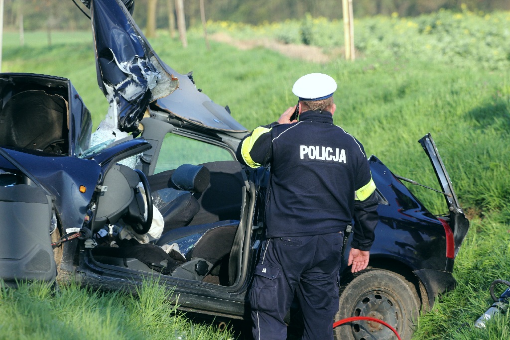 Wjechał audi w cysternę. Kierowca cudem uszedł z życiem